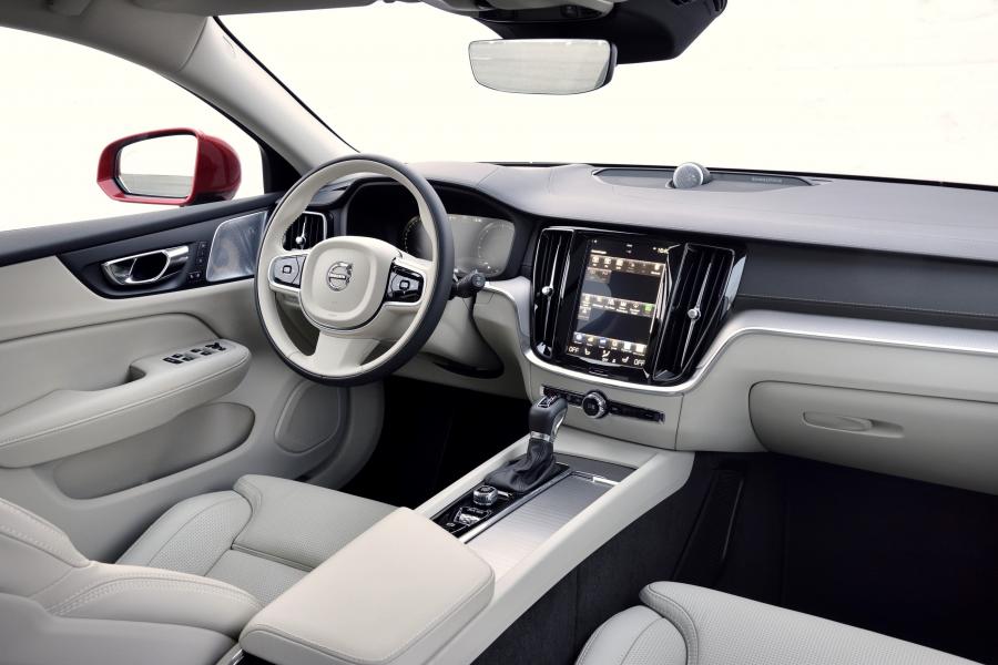 Интерьер Volvo V60 D4 Cross Country 2018 года  (WW) (фото 19 из 49)